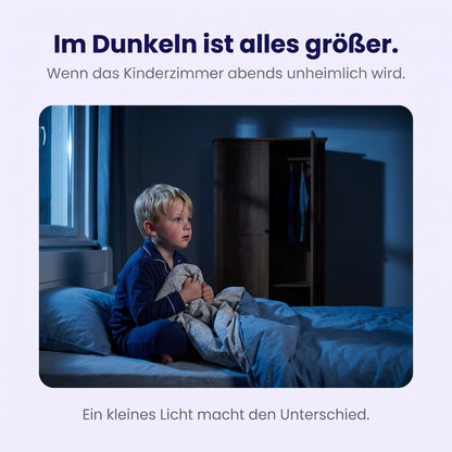 Kind sitzt nachts im dunklen Kinderzimmer