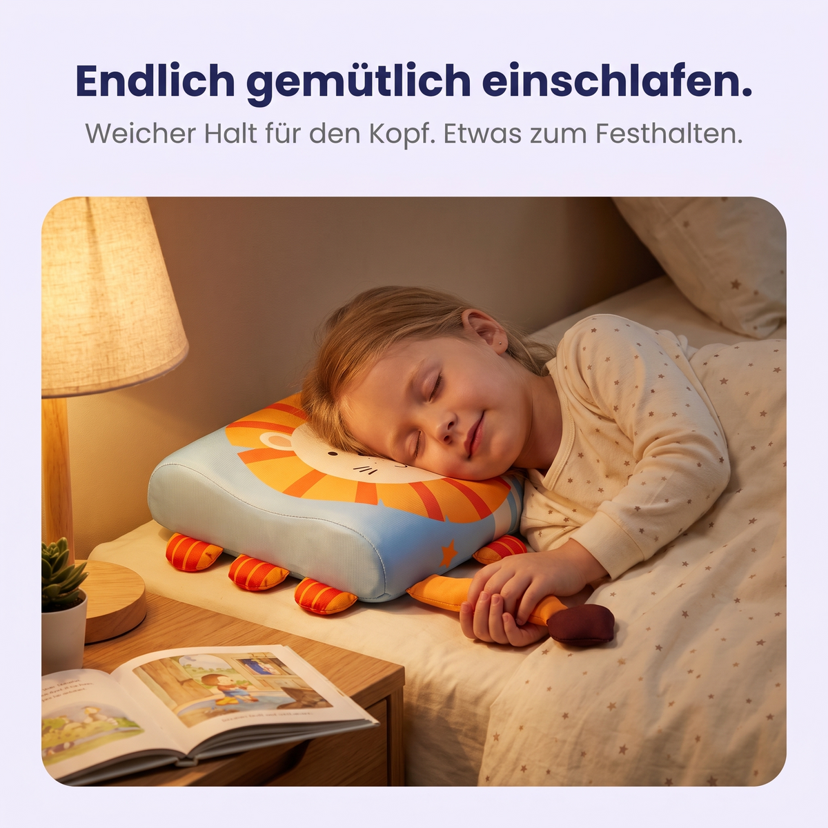 Mädchen schläft auf dem DreamyPillow™ Kids Löwe und hält den Schwanz
