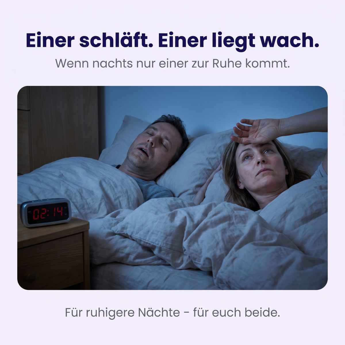 Paar im Bett: einer schläft, eine liegt wach